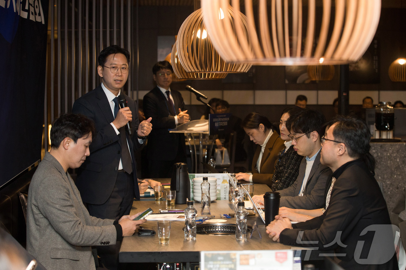 (서울=뉴스1) = 배경훈 부총리 겸 과학기술정보통신부 장관이 15일 오전 세종시 정부세종청사 인근 식당에서 열린 과학기술정보통신부 기자간담회에서 기자들과 질의응답을 하고 있다. …