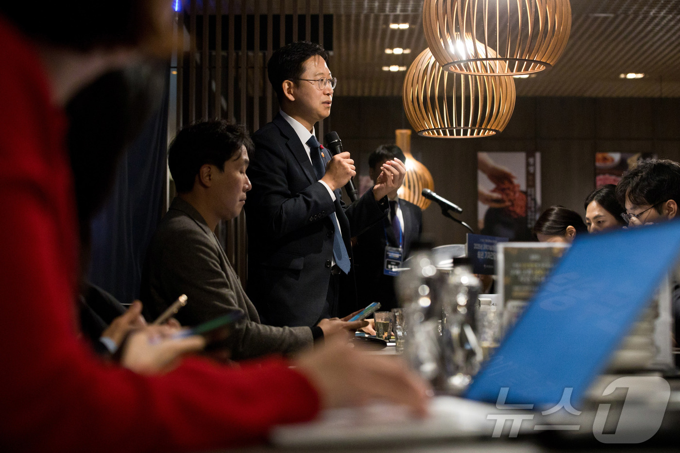 (서울=뉴스1) = 배경훈 부총리 겸 과학기술정보통신부 장관이 15일 오전 세종시 정부세종청사 인근 식당에서 열린 과학기술정보통신부 기자간담회에서 기자들과 질의응답을 하고 있다. …