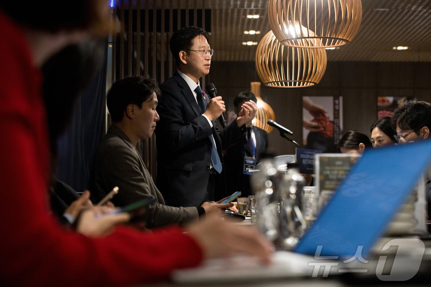 본문 이미지 - 배경훈 부총리 겸 과학기술정보통신부 장관이 15일 오전 세종시 정부세종청사 인근 식당에서 열린 과학기술정보통신부 기자간담회에서 기자들과 질의응답을 하고 있다. (과학기술정보통신부 제공. 재판매 및 DB 금지) 2025.12.15/뉴스1