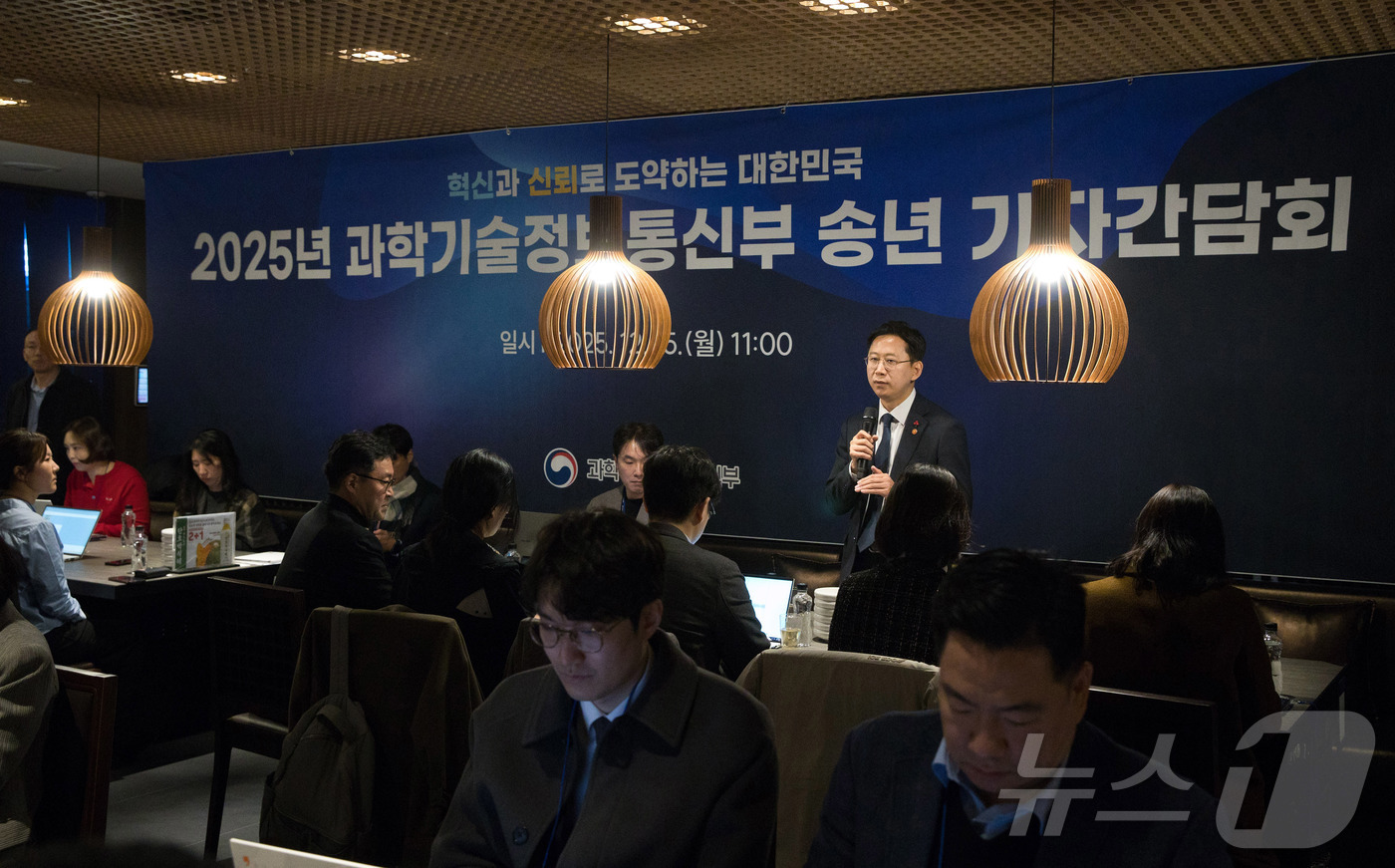 (서울=뉴스1) = 배경훈 부총리 겸 과학기술정보통신부 장관이 15일 오전 세종시 정부세종청사 인근 식당에서 열린 과학기술정보통신부 기자간담회에서 기자들과 질의응답을 하고 있다. …