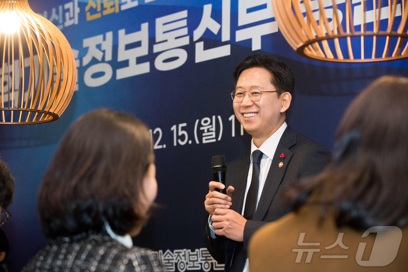 (서울=뉴스1) = 배경훈 부총리 겸 과학기술정보통신부 장관이 15일 오전 세종시 정부세종청사 인근 식당에서 열린 과학기술정보통신부 기자간담회에서 미소를 짓고 있다. (과학기술정보 …