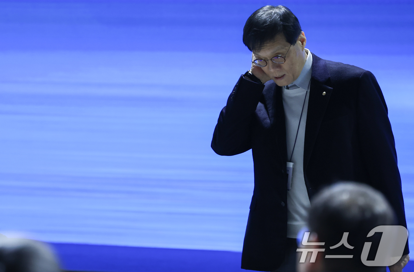 (서울=뉴스1) 김도우 기자 = 이창용 한국은행 총재가 15일 서울 중구 한국은행에서 열린 '2025년 한국은행 통화정책 컨퍼런스'에서 환영사를 마치고 단상을 내려오고 있다. 20 …