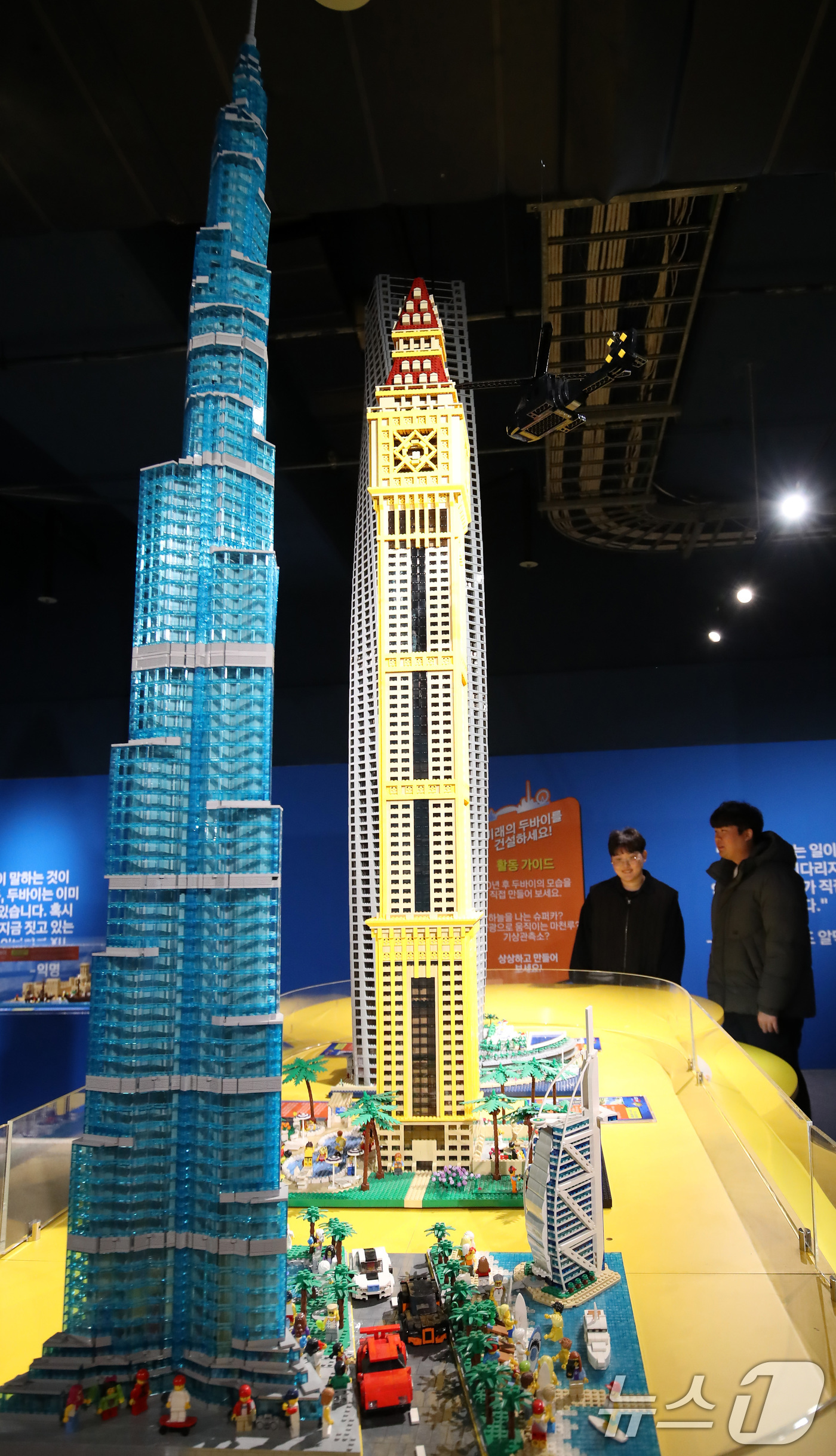 (부산=뉴스1) 윤일지 기자 = 15일 부산 해운대구 씨라이프 부산 아쿠아리움에서 레고 작품으로 꾸며진 '브릭맨 시티즈' 상설 전시가 열리고 있다.세계적인 레고 아티스트 라이언 맥 …