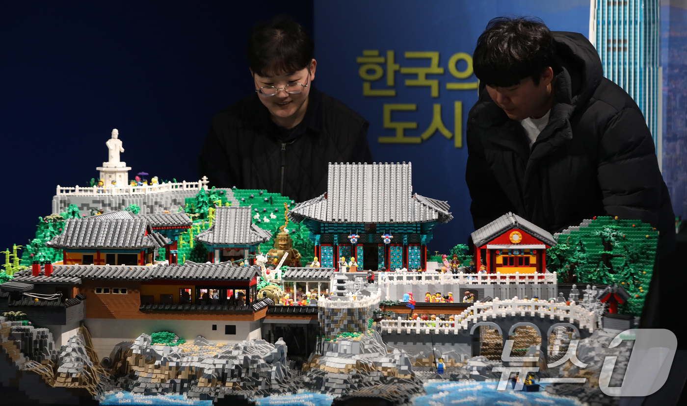 (부산=뉴스1) 윤일지 기자 = 15일 부산 해운대구 씨라이프 부산 아쿠아리움에서 레고 작품으로 꾸며진 '브릭맨 시티즈' 상설 전시가 열리고 있다.세계적인 레고 아티스트 라이언 맥 …