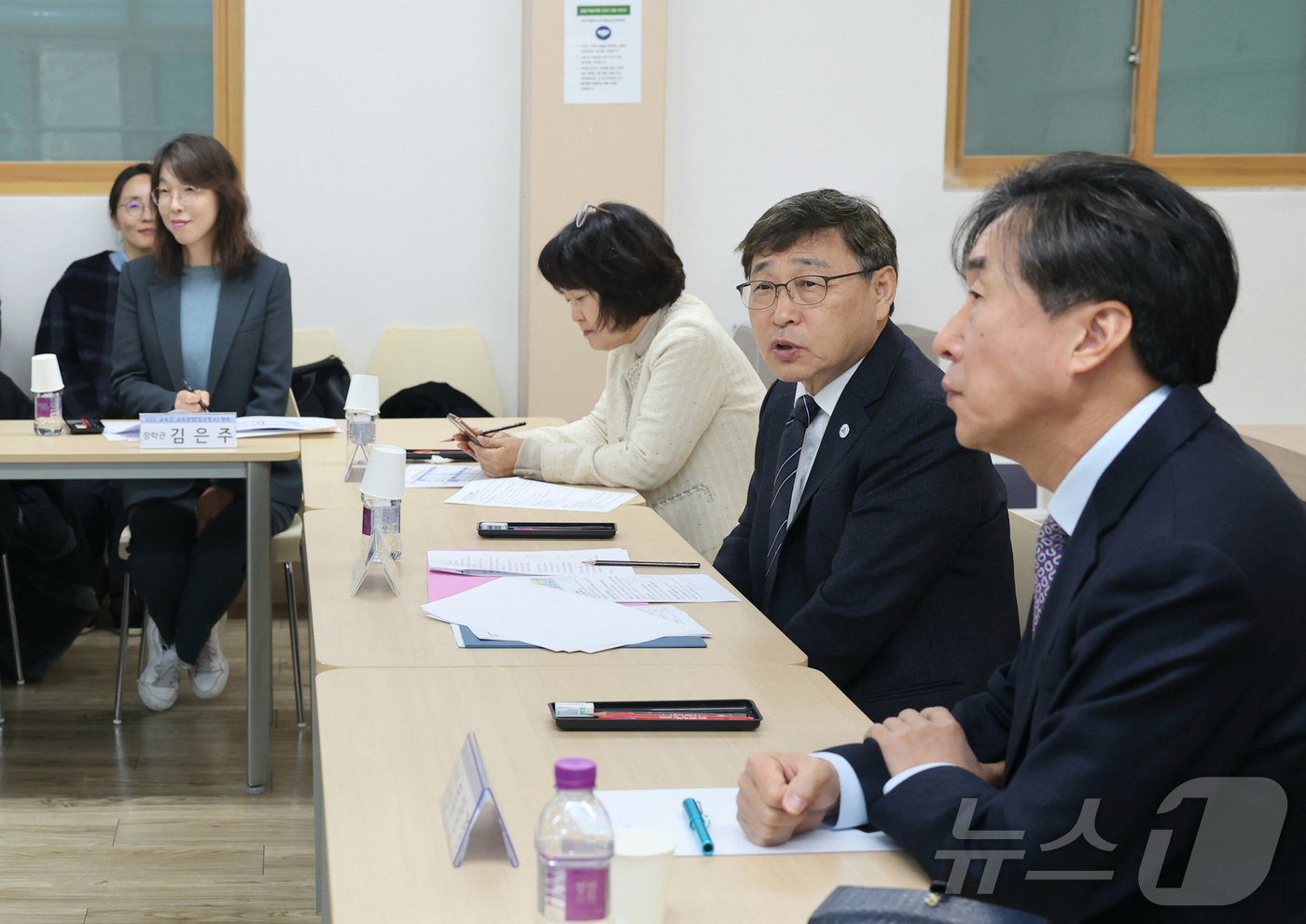 (서울=뉴스1) = 정근식 서울시교육감이 15일 오전 서울 강남구 압구정고등학교를 방문해 학교구성원들과 고교학점제에 대한 의견을 나누고 있다. (서울시교육감 제공. 재판매 및 DB …