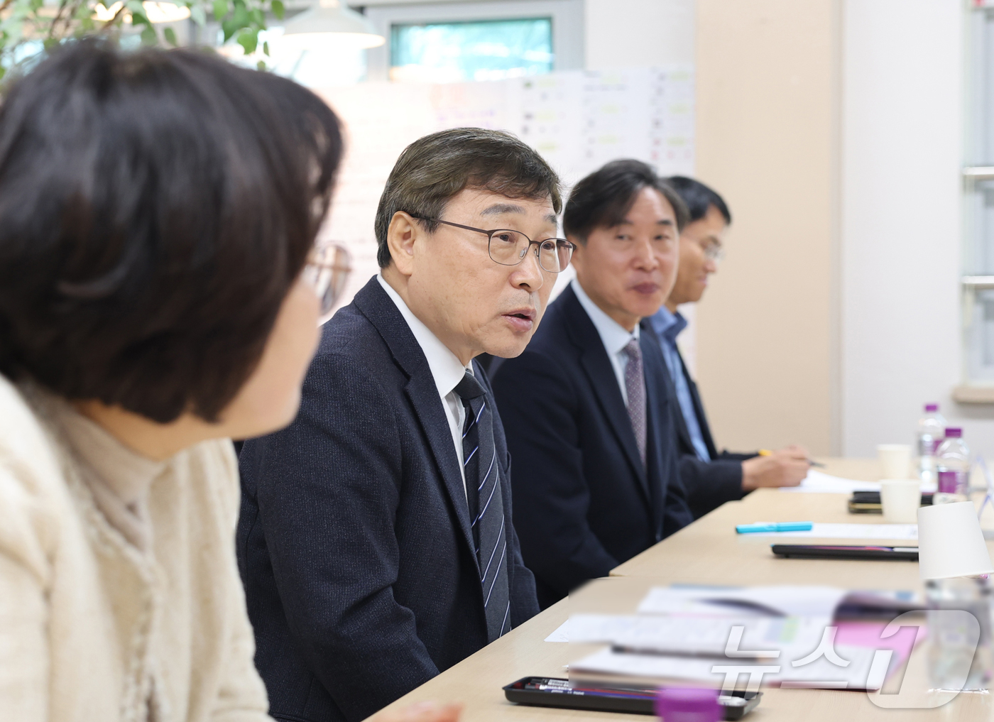 (서울=뉴스1) = 정근식 서울시교육감이 15일 오전 서울 강남구 압구정고등학교를 방문해 학교구성원들과 고교학점제에 대한 의견을 나누고 있다. (서울시교육감 제공. 재판매 및 DB …