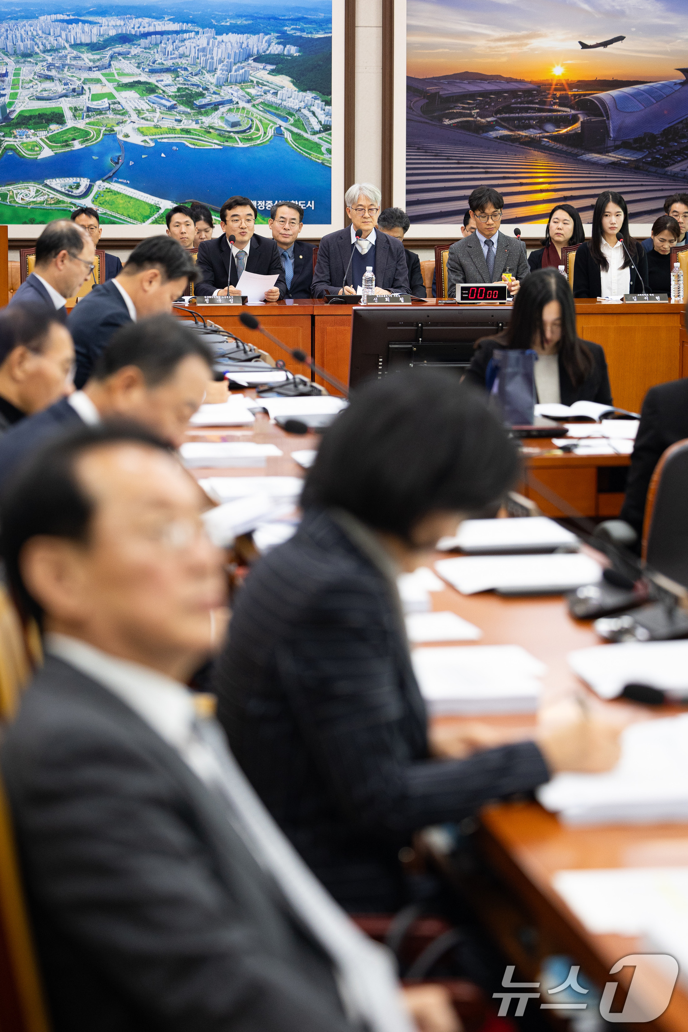 (서울=뉴스1) 유승관 기자 = 정구성 한국PM산업협회 고문변호사(왼쪽)가 15일 서울 여의도 국회에서 열린 제430회 국회(임시회) 국토교통위원회 제1차 교통법안심사소위원회에서 …