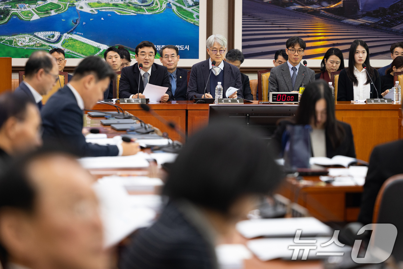 (서울=뉴스1) 유승관 기자 = 정구성 한국PM산업협회 고문변호사(왼쪽)가 15일 서울 여의도 국회에서 열린 제430회 국회(임시회) 국토교통위원회 제1차 교통법안심사소위원회에서 …