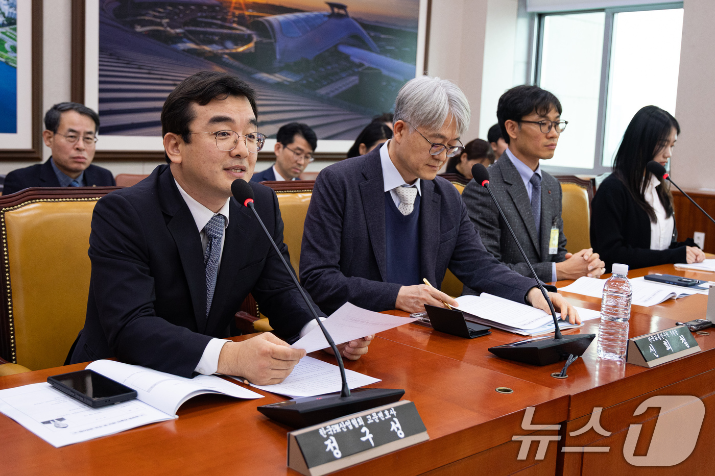 (서울=뉴스1) 유승관 기자 = 정구성 한국PM산업협회 고문변호사(왼쪽)가 15일 서울 여의도 국회에서 열린 제430회 국회(임시회) 국토교통위원회 제1차 교통법안심사소위원회에서 …