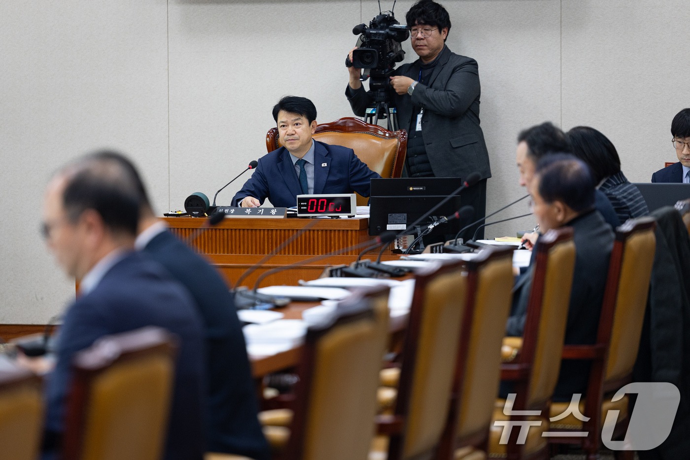 (서울=뉴스1) 유승관 기자 = 복기왕 국회 국토교통위원회 교통법안심사소위원장이 15일 서울 여의도 국회에서 열린 제430회 국회(임시회) 국토교통위원회 제1차 교통법안심사소위원회 …