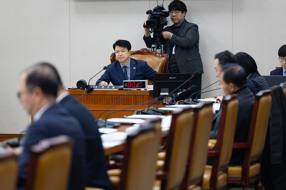 개인형 이동수단 관련 공청회 지켜보는 복기왕 교통법안심사소위원장