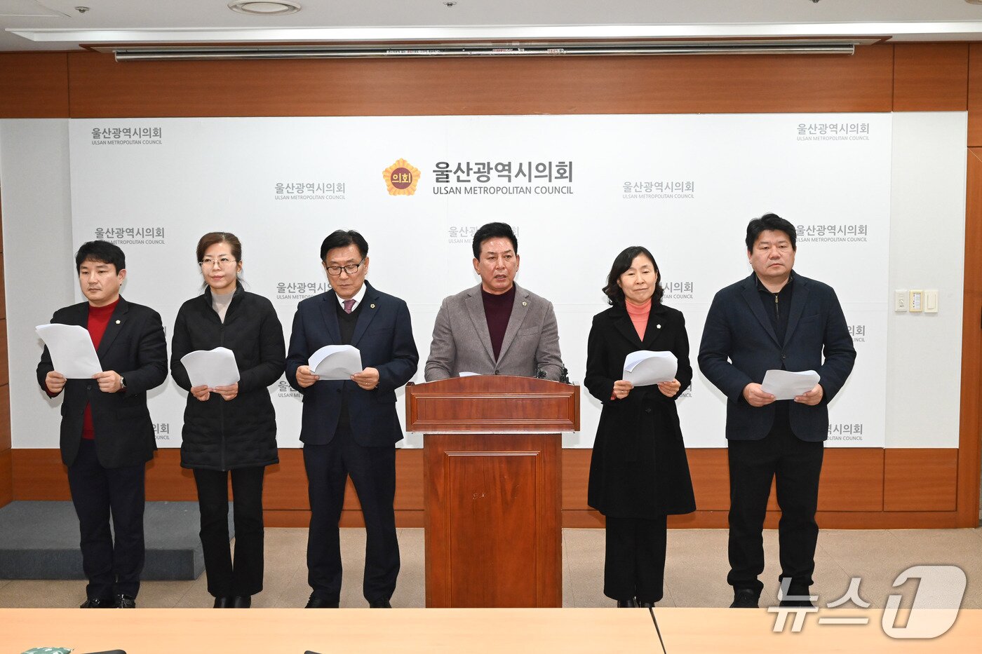 본문 이미지 - 국민의힘 울산 동구 시·구의원들이 15일 시의회 프레스센터에서 기자회견을 열고 있다.(울산시의회 제공. 재판매 및 DB금지)/뉴스1