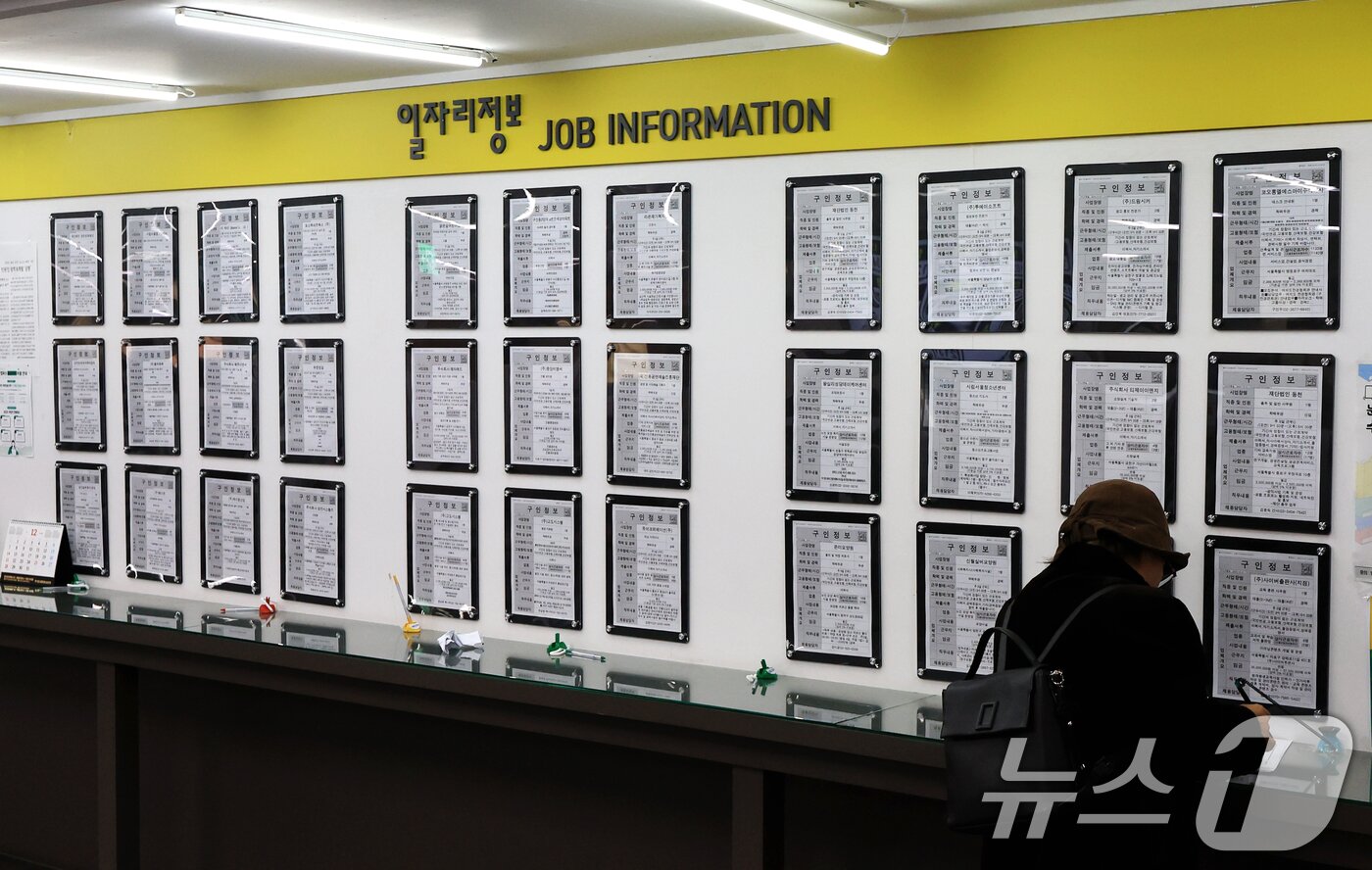 본문 이미지 - 지난 14일 국가데이터처 경제활동인구조사 마이크로데이터 등에 따르면 경제활동인구 중 실업자이거나 비경제활동인구 중 '쉬었음' 또는 '취업준비자'로서 일을 하려는 의향이 있는데도 일자리 밖에 내몰려 있는 2030세대는 지난달 총 158만9천명으로 나타났다. 이는 1년 전보다 2만8천명 증가한 수치로 코로나19 이후 4년 만에 최대 규모다. 사진은 15일 서울 마포구 서울서부고용복지플러스센터 일자리정보 게시판의 모습. 2025.12.15/뉴스1 ⓒ News1 이호윤 기자