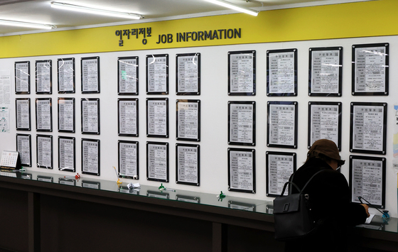 [속보]작년 취업자 19.3만명 증가…고용률 69.8%·실업률 2.8%