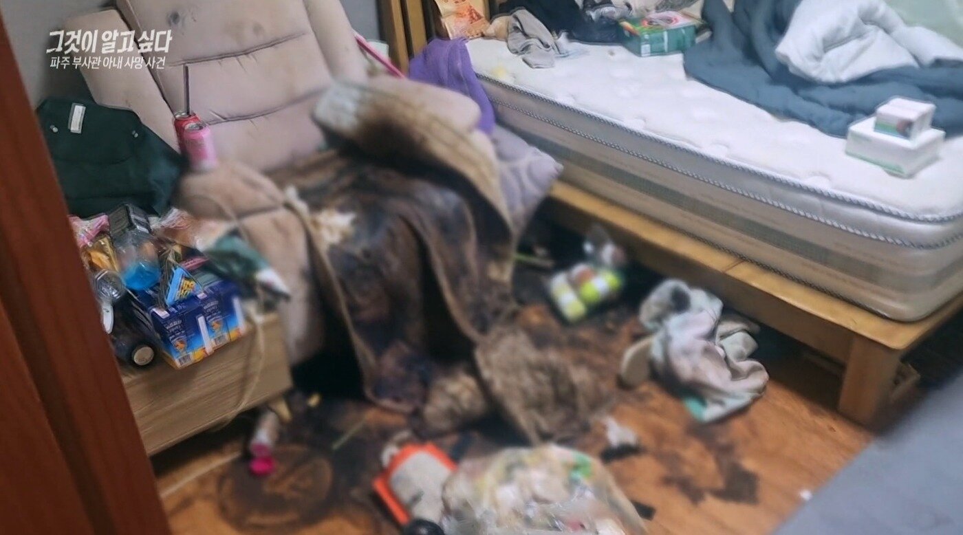 본문 이미지 - A 씨가 방치됐던 소파. ('그것이 알고싶다')