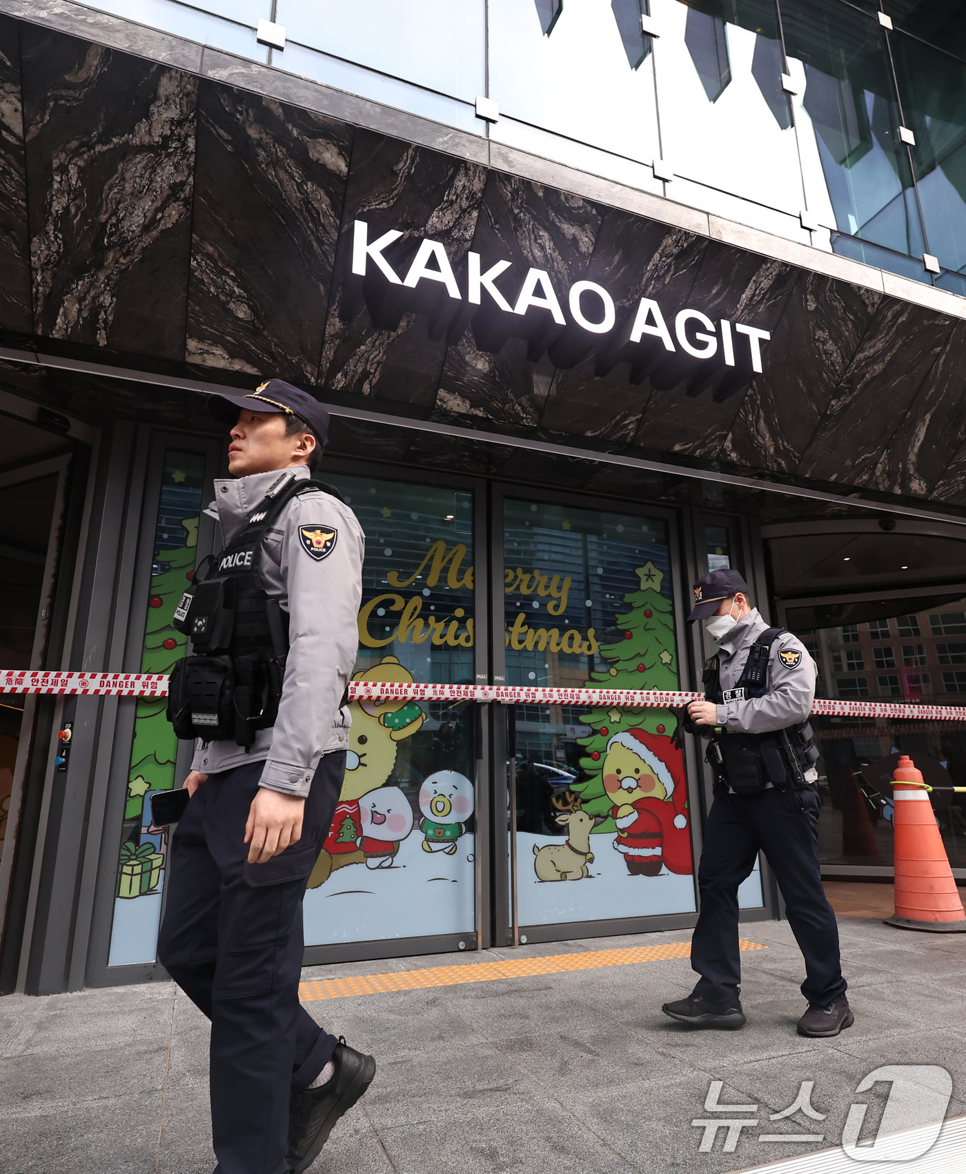 (성남=뉴스1) 구윤성 기자 = 15일 오후 경기 성남시 분당구 카카오 판교 아지트에서 경찰 관계자들이 통제된 건물읗 순찰하고 있다. 이날 카카오 사옥에 폭발물을 설치했다는 협박성 …