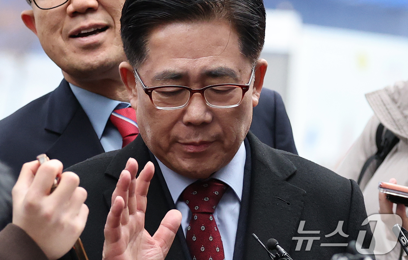 (서울=뉴스1) 오대일 기자 = 세계평화통일가정연합(통일교) 금품 수수 의혹을 받고 있는 김규환 전 미래통합당 의원이 15일 서울 서대문구 경찰청 국가수사본부 앞에서 열린 기자회견 …