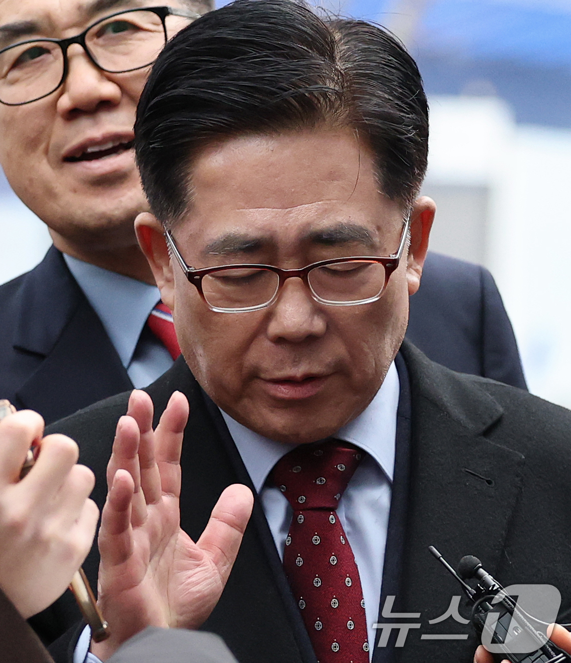 (서울=뉴스1) 오대일 기자 = 세계평화통일가정연합(통일교) 금품 수수 의혹을 받고 있는 김규환 전 미래통합당 의원이 15일 서울 서대문구 경찰청 국가수사본부 앞에서 열린 기자회견 …