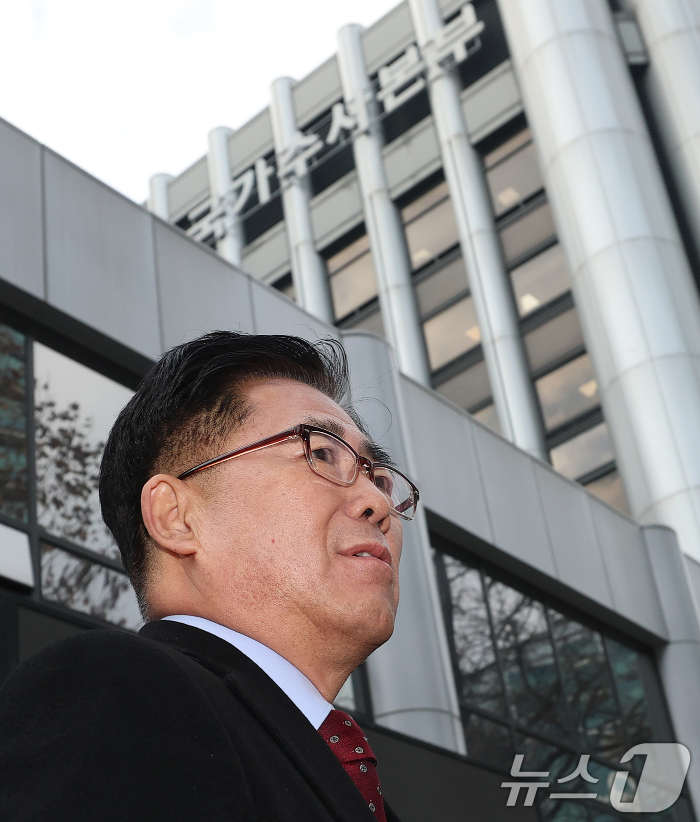 (서울=뉴스1) 오대일 기자 = 세계평화통일가정연합(통일교) 금품 수수 의혹을 받고 있는 김규환 전 미래통합당 의원이 15일 서울 서대문구 경찰청 국가수사본부 앞에서 열린 기자회견 …