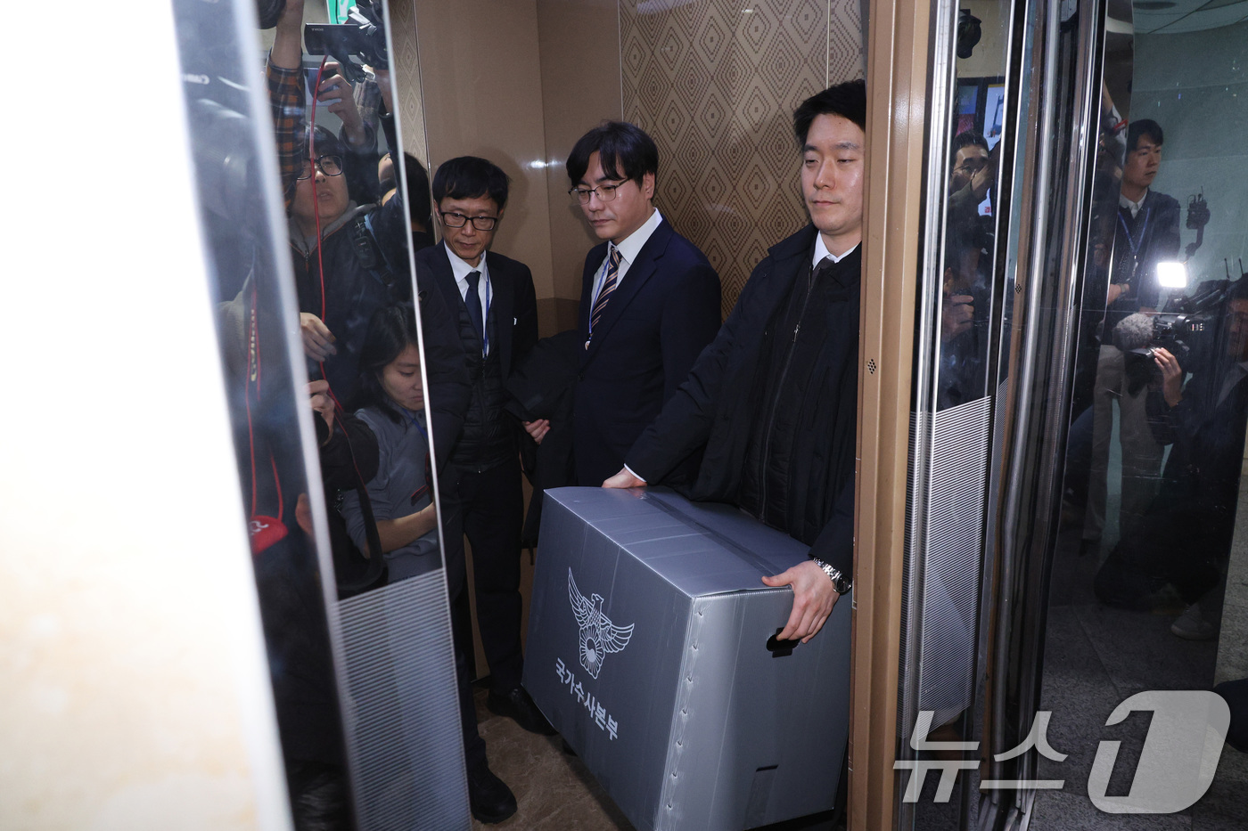 (서울=뉴스1) 신웅수 기자 = 15일 서울 여의도 국회 의원회관에 마련된 전재수 더불어민주당 의원실에서 경찰 수사관들이 압수수색을 마친 후 의원실을 나서고 있다. 2025.12. …