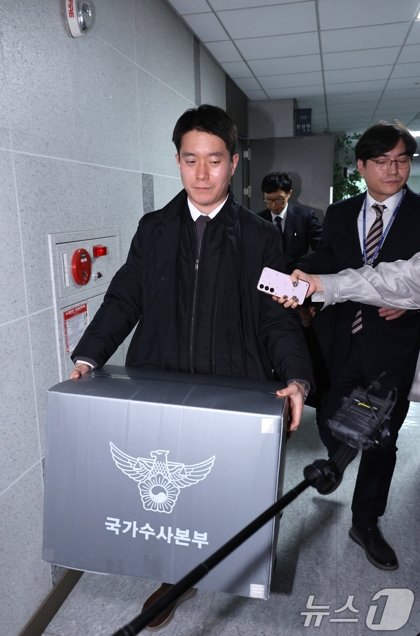 (서울=뉴스1) 신웅수 기자 = 15일 서울 여의도 국회 의원회관에 마련된 전재수 더불어민주당 의원실에서 경찰 수사관들이 압수수색을 마친 후 의원실을 나서고 있다. 2025.12. …