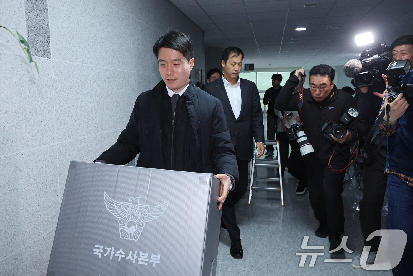 본문 이미지 - 15일 서울 여의도 국회 의원회관에 마련된 전재수 더불어민주당 의원실에서 경찰 수사관들이 압수수색을 마친 후 의원실을 나서고 있다. 2025.12.15 ⓒ 뉴스1 신웅수 기자