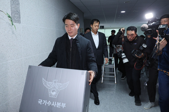 압수품 들고 나오는 경찰