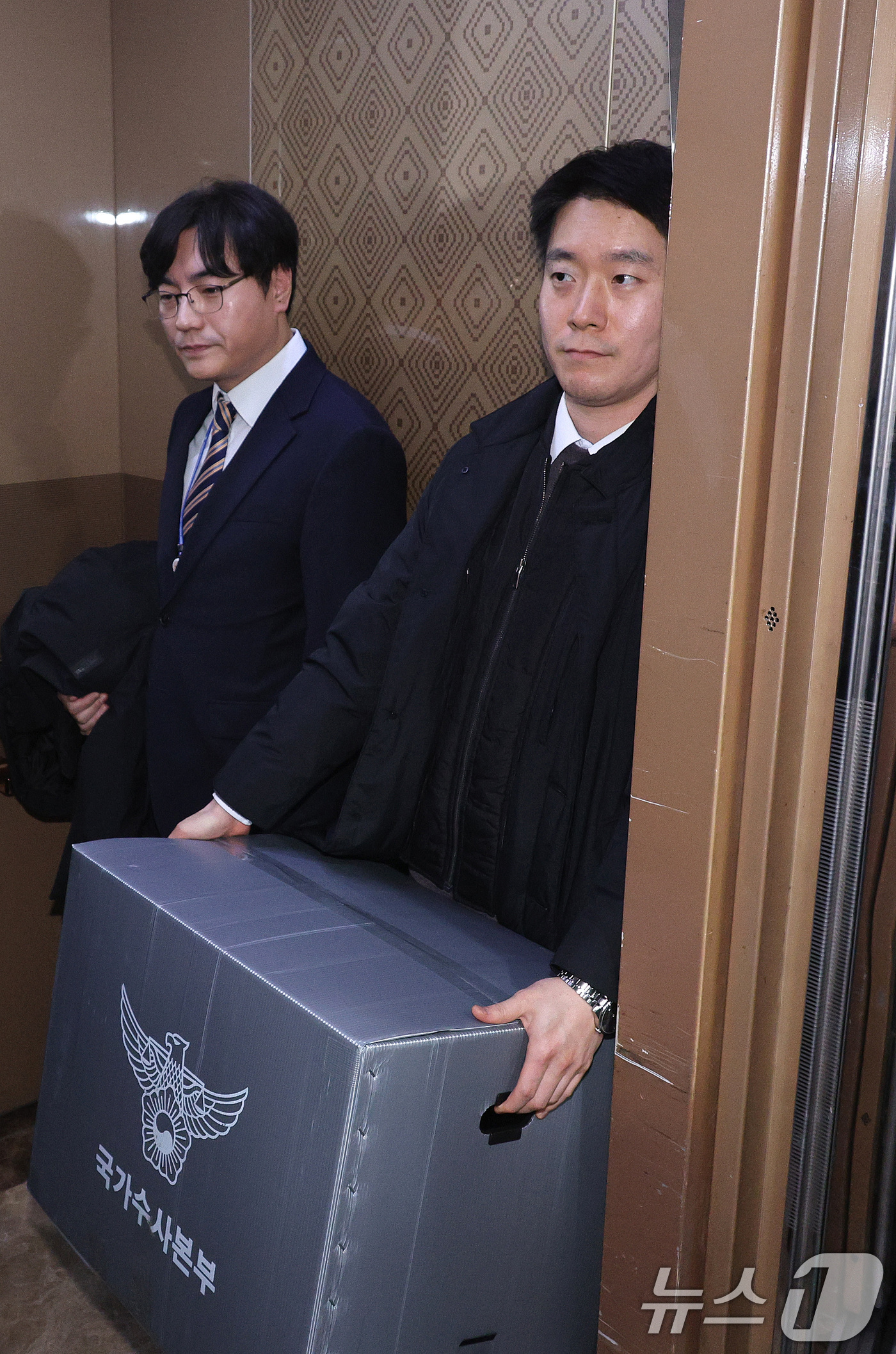 (서울=뉴스1) 신웅수 기자 = 15일 서울 여의도 국회 의원회관에 마련된 전재수 더불어민주당 의원실에서 경찰 수사관들이 압수수색을 마친 후 의원실을 나서고 있다. 2025.12. …