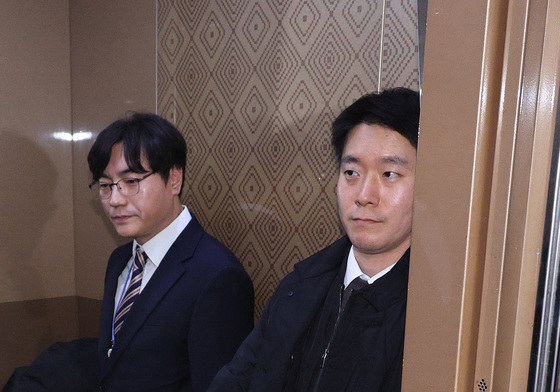 전재수 의원실 압수수색 마친 경찰 수사관