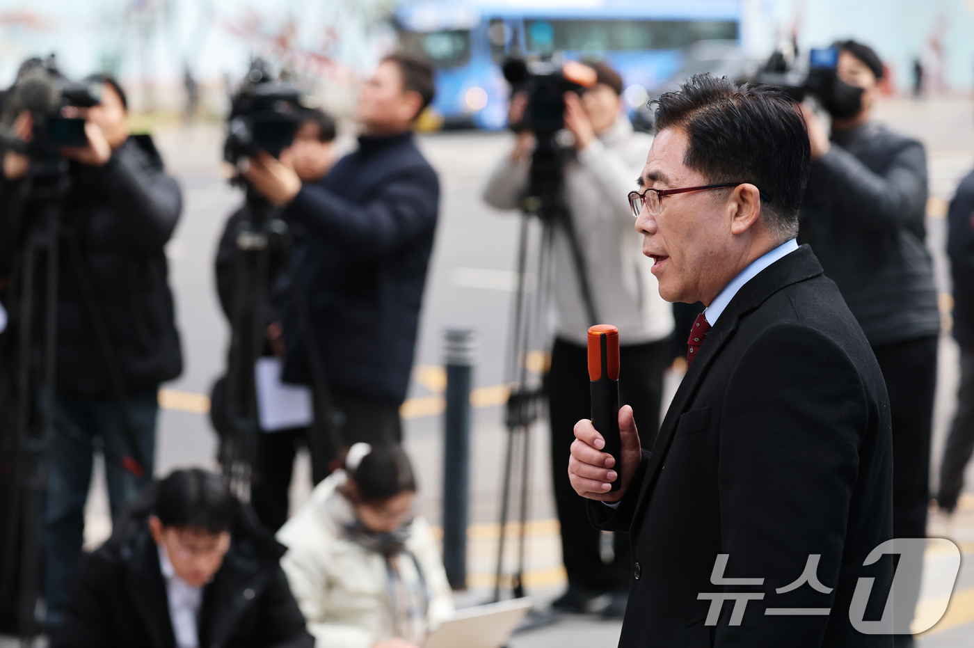 (서울=뉴스1) 오대일 기자 = 세계평화통일가정연합(통일교) 금품 수수 의혹을 받고 있는 김규환 전 미래통합당 의원이 15일 서울 서대문구 경찰청 국가수사본부 앞에서 열린 기자회견 …