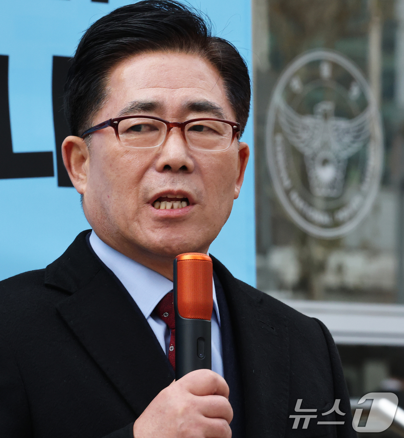 (서울=뉴스1) 오대일 기자 = 세계평화통일가정연합(통일교) 금품 수수 의혹을 받고 있는 김규환 전 미래통합당 의원이 15일 서울 서대문구 경찰청 국가수사본부 앞에서 열린 기자회견 …