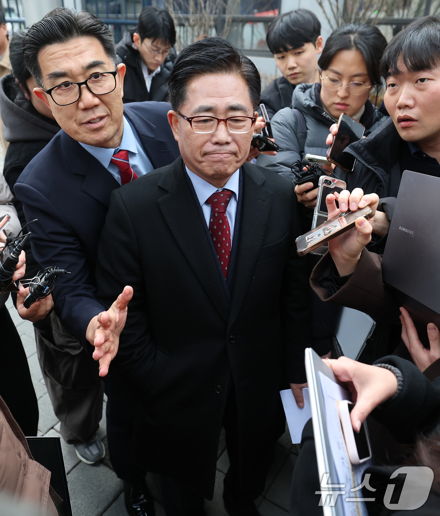 (서울=뉴스1) 오대일 기자 = 세계평화통일가정연합(통일교) 금품 수수 의혹을 받고 있는 김규환 전 미래통합당 의원이 15일 서울 서대문구 경찰청 국가수사본부 앞에서 열린 기자회견 …