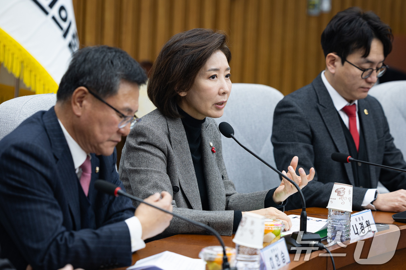 (서울=뉴스1) 유승관 기자 = 나경원 국민의힘 지방선거 총괄기획단 위원장이 15일 서울 여의도 국회에서 열린 지방선거총괄기획단-전국청년지방의원협의회 연석회의에서 모두 발언을 하고 …