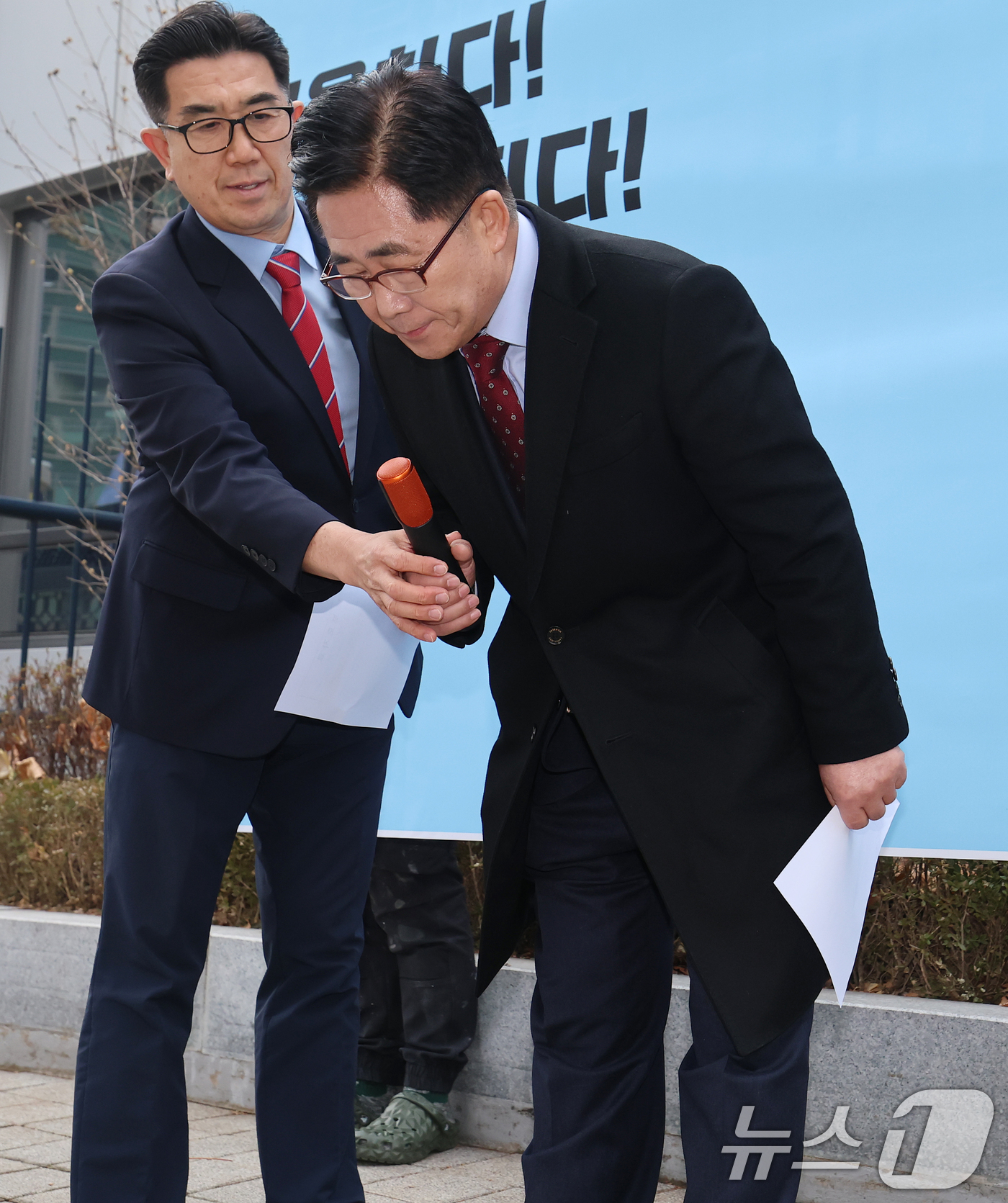 (서울=뉴스1) 오대일 기자 = 세계평화통일가정연합(통일교) 금품 수수 의혹을 받고 있는 김규환 전 미래통합당 의원이 15일 서울 서대문구 경찰청 국가수사본부 앞에서 열린 기자회견 …