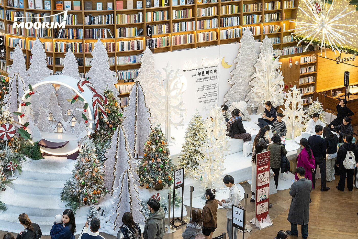 본문 이미지 - 무림이 코엑스몰 별마당 도서관에 종이로 만든 위시 포레스트. (무림페이퍼 제공)