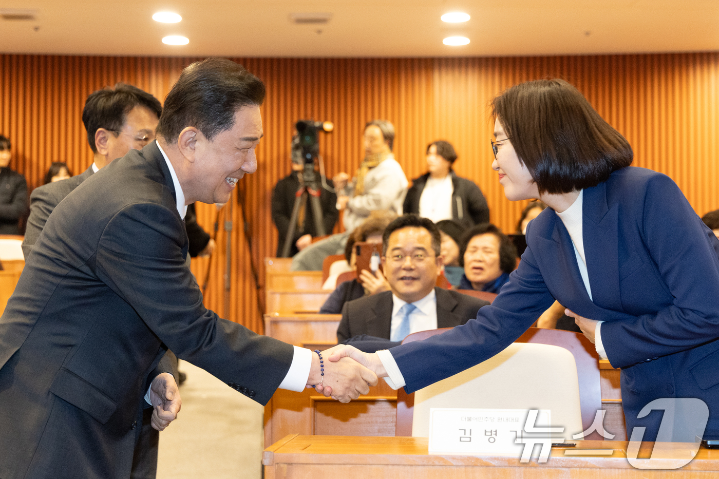 (서울=뉴스1) 이승배 기자 = 김병기 더불어민주당 원내대표가 15일 서울 여의도 국회박물관에서 열린 사회대개혁위원회 출범 및 개혁과제 수립을 위한 정책포럼에서 김재연 진보당 상임 …