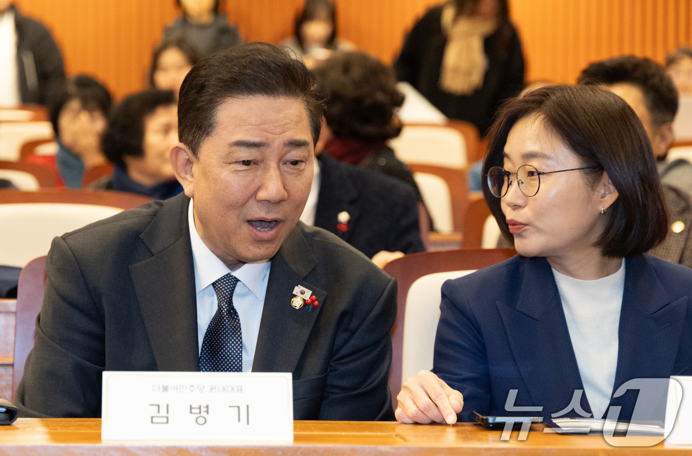 (서울=뉴스1) 이승배 기자 = 김병기 더불어민주당 원내대표가 15일 서울 여의도 국회박물관에서 열린 사회대개혁위원회 출범 및 개혁과제 수립을 위한 정책포럼에서 김재연 진보당 상임 …