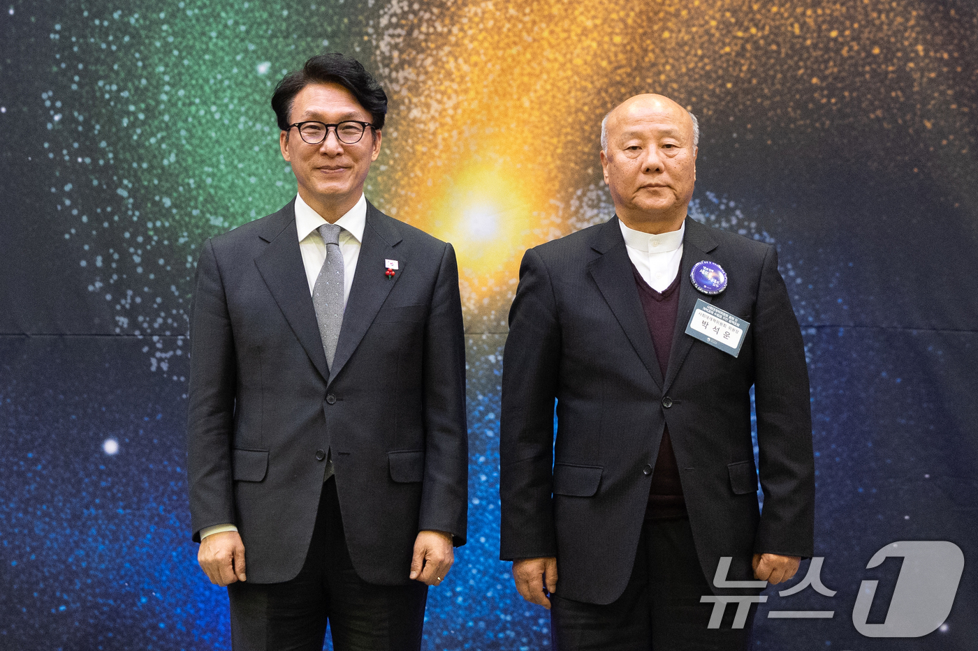 (서울=뉴스1) 이승배 기자 = 김민석 국무총리가 15일 서울 여의도 국회박물관에서 열린 사회대개혁위원회 출범 및 개혁과제 수립을 위한 정책포럼에서 박석운 위원장에게 위촉장을 수여 …