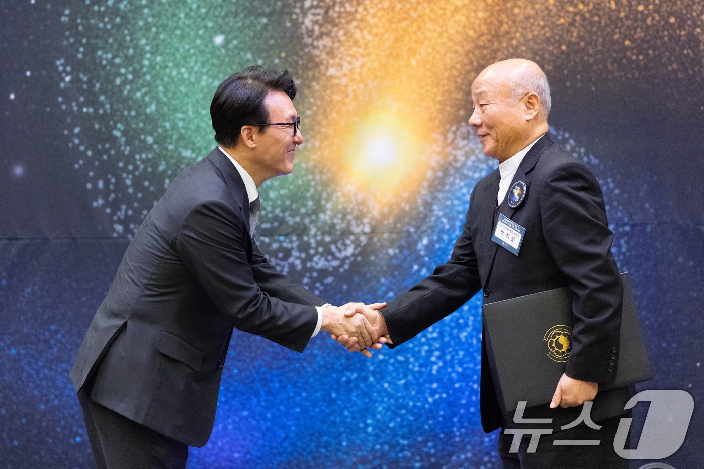 (서울=뉴스1) 이승배 기자 = 김민석 국무총리가 15일 서울 여의도 국회박물관에서 열린 사회대개혁위원회 출범 및 개혁과제 수립을 위한 정책포럼에서 박석운 위원장에게 위촉장을 수여 …