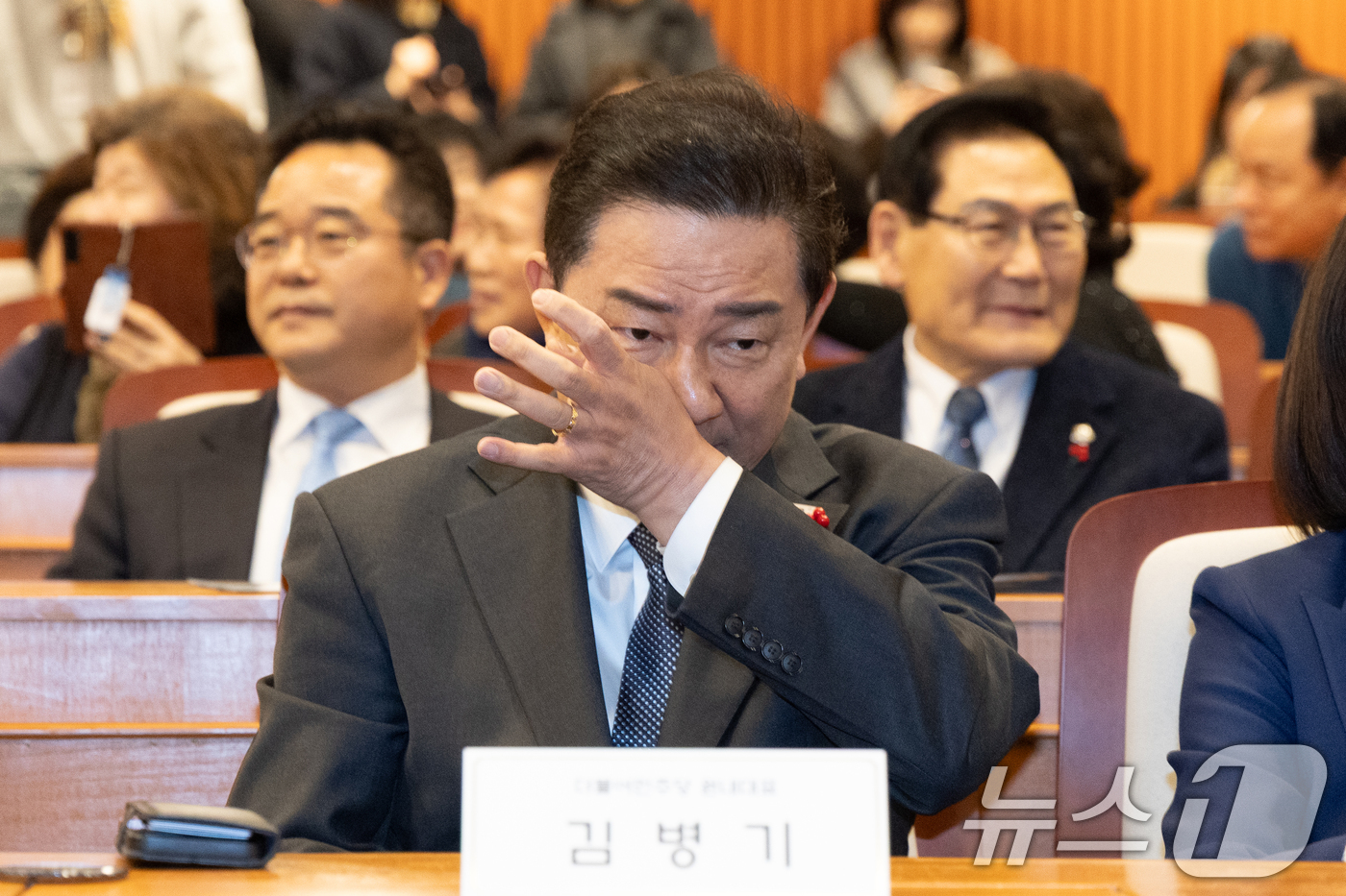 (서울=뉴스1) 이승배 기자 = 김병기 더불어민주당 원내대표가 15일 서울 여의도 국회박물관에서 열린 사회대개혁위원회 출범 및 개혁과제 수립을 위한 정책포럼에서 얼굴을 만지고 있다 …