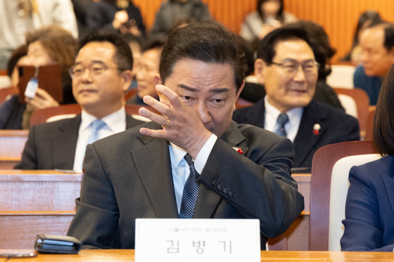 얼굴 닦는 김병기 원내대표