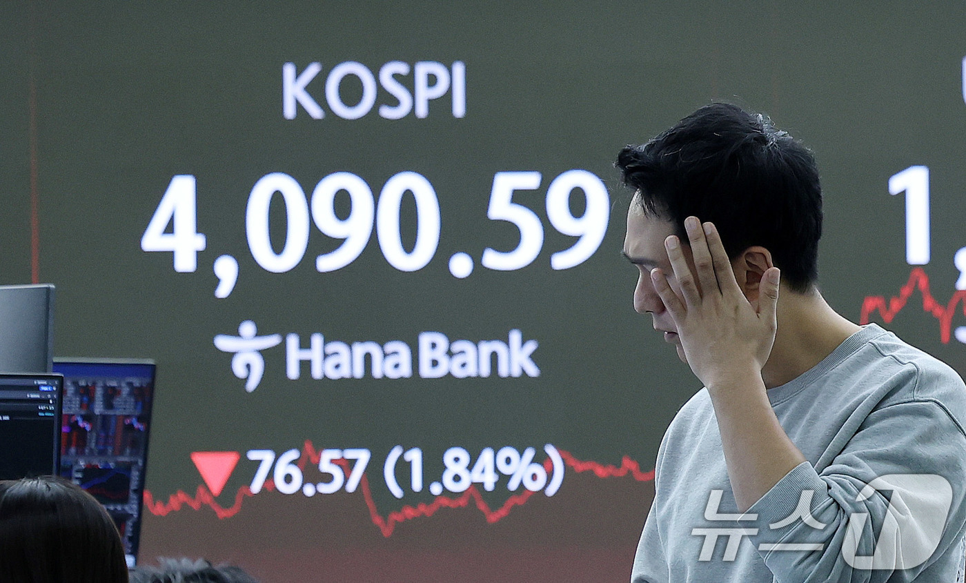 (서울=뉴스1) 박지혜 기자 = 15일 오후 서울 중구 하나은행 딜링룸 전광판에 코스피 지수가 전거래일 대비 76.57포인트(p)(1.84%) 하락한 4090.59를 나타내고 있다 …