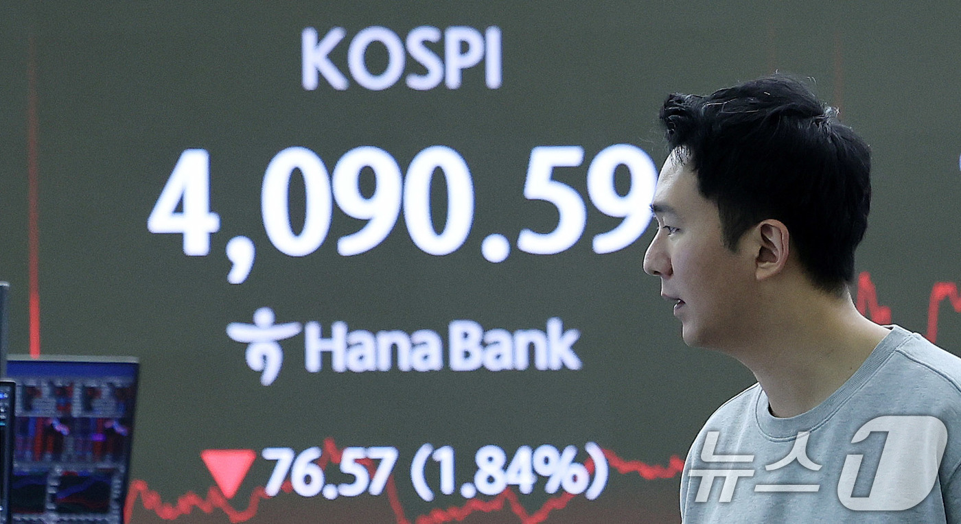(서울=뉴스1) 박지혜 기자 = 15일 오후 서울 중구 하나은행 딜링룸 전광판에 코스피 지수가 전거래일 대비 76.57포인트(p)(1.84%) 하락한 4090.59를 나타내고 있다 …