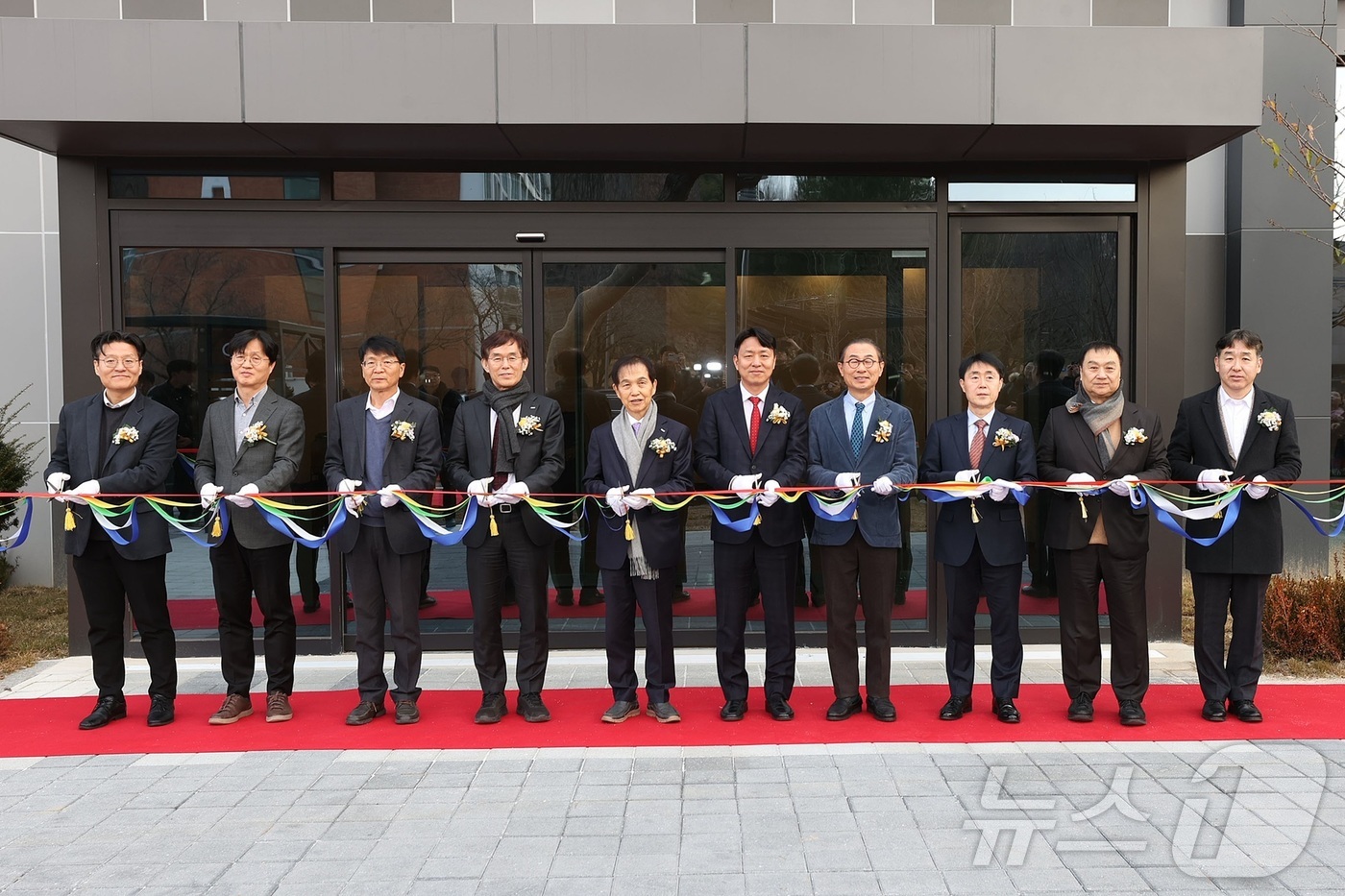 (대전=뉴스1) 이동원 기자 = KAIST는 의과학연구센터가 15일 오후 대전 문지캠퍼스에서 ‘첨단의과학 동물실험동’ 준공식을 열었다.이번 준공식에는 이광형 총장을 비롯해 교직원· …