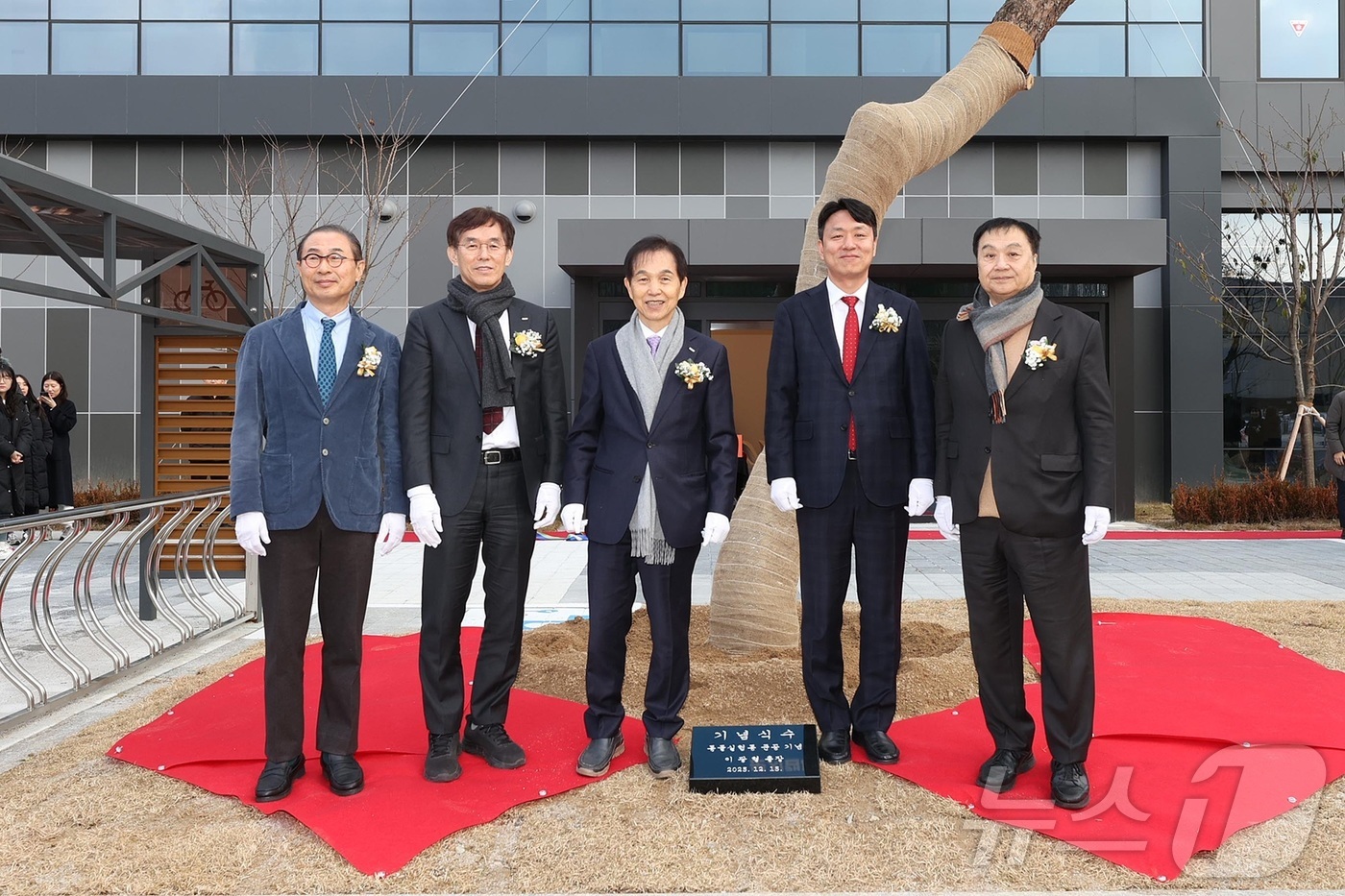 (대전=뉴스1) 이동원 기자 = KAIST는 의과학연구센터가 15일 오후 대전 문지캠퍼스에서 ‘첨단의과학 동물실험동’ 준공식을 열었다.이번 준공식에는 이광형 총장을 비롯해 교직원· …