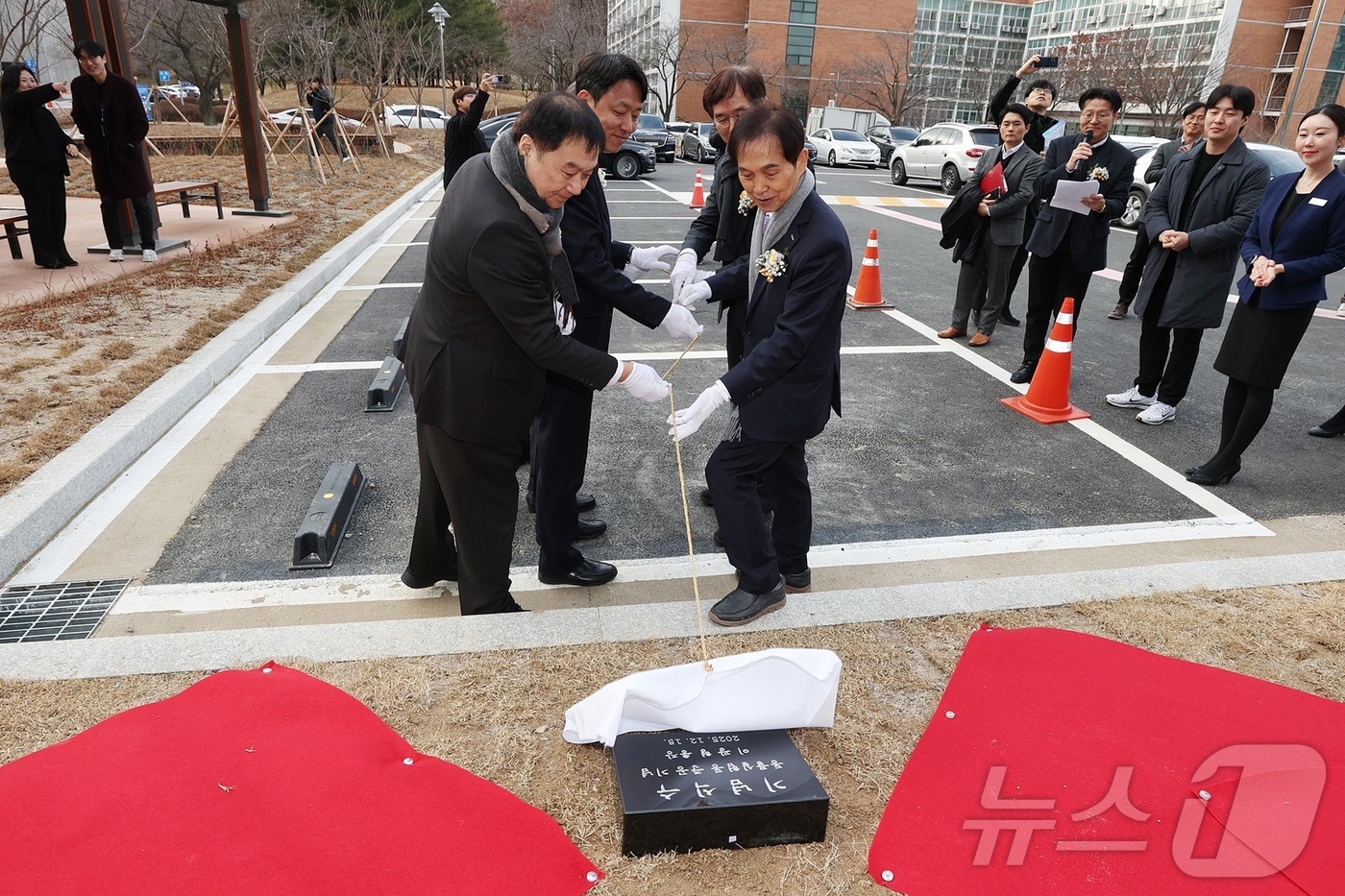 (대전=뉴스1) 이동원 기자 = KAIST는 의과학연구센터가 15일 오후 대전 문지캠퍼스에서 ‘첨단의과학 동물실험동’ 준공식을 열었다.이번 준공식에는 이광형 총장을 비롯해 교직원· …