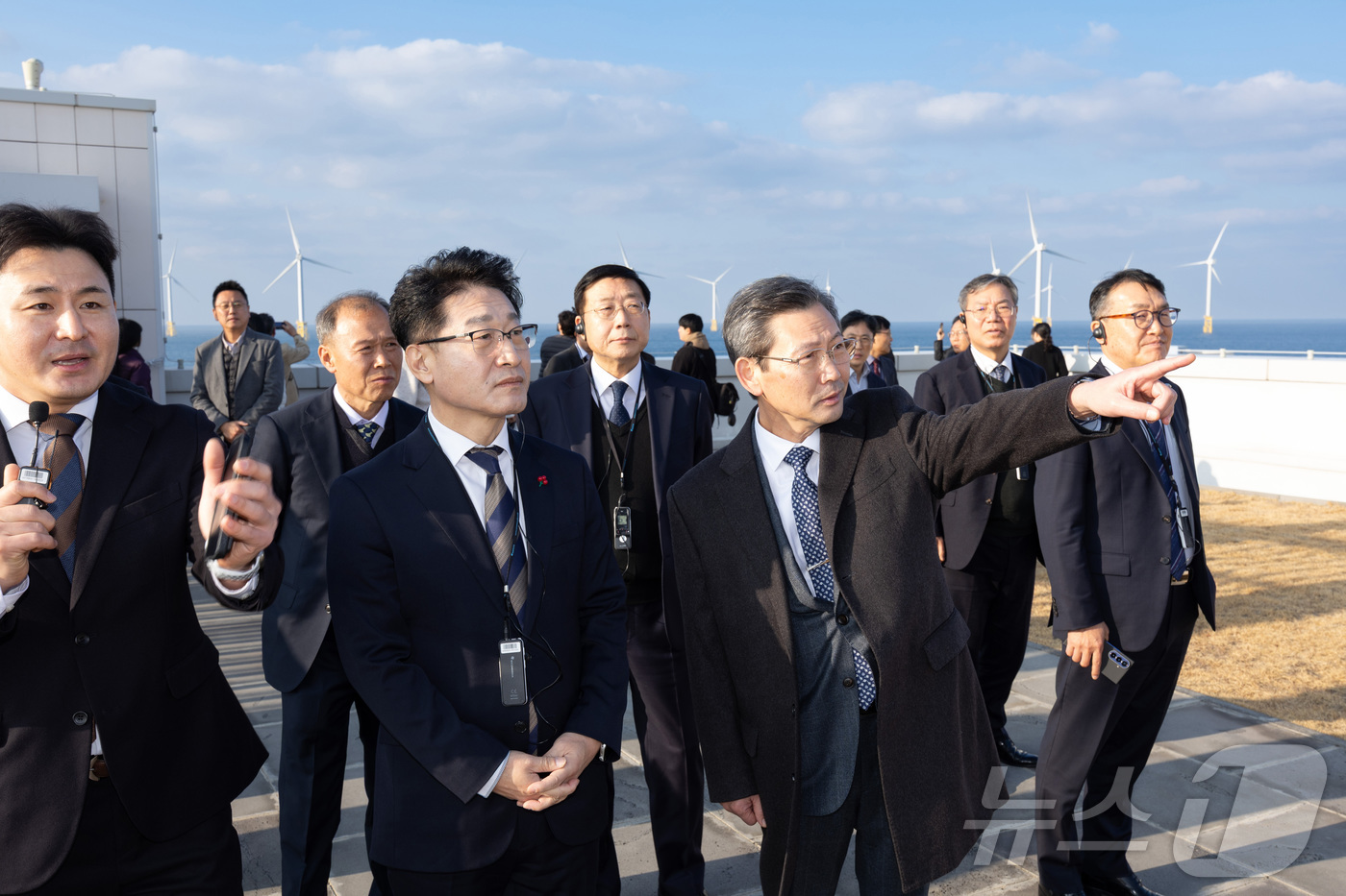 (서울=뉴스1) = 이호현 기후에너지환경부 2차관이 15일 제주시 한림읍 소재 제주한림해상풍력에서 발전단지에 사용된 부품들을 점검하고 풍력발전기가 설치된 단지 주변을 살펴보고 있다 …