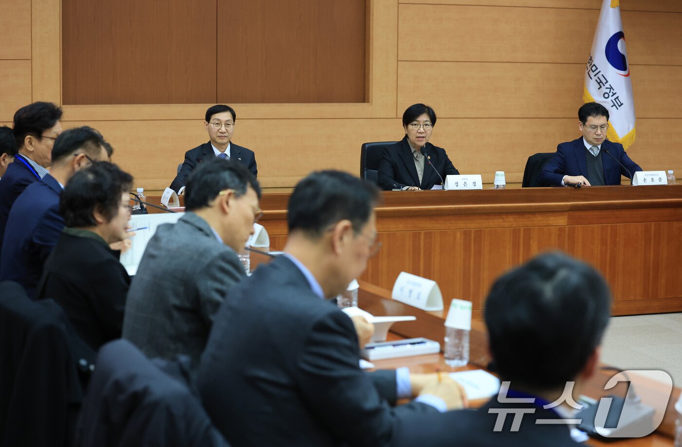 본문 이미지 - 정은경 보건복지부 장관이 15일 서울 종로구 정부서울청사 별관 국제회의실에서 열린 제7차 국민연금기금운용위원회 회의에서 발언을 하고 있다. 2025.12.15/뉴스1 ⓒ News1 임세영 기자