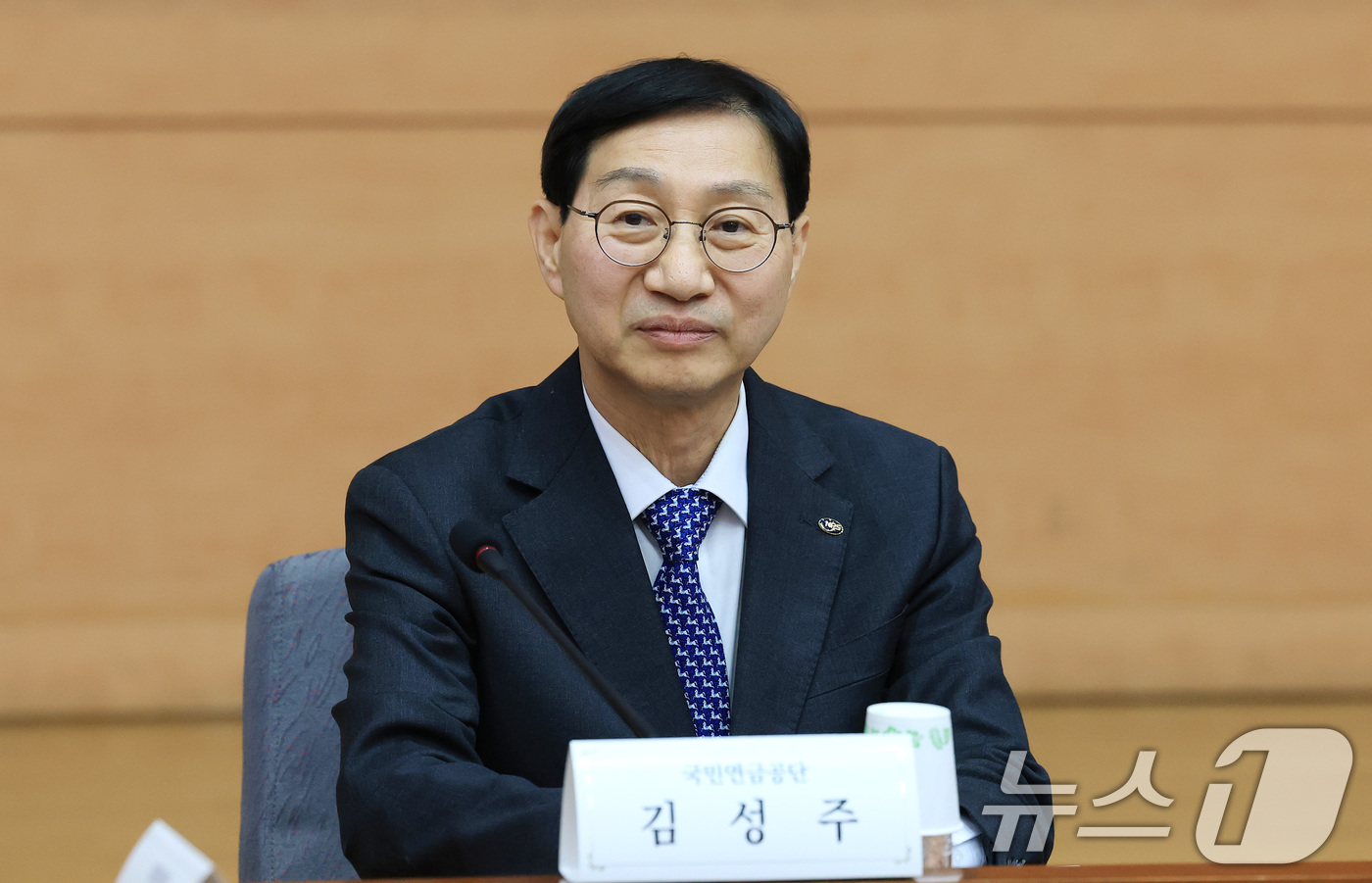 (서울=뉴스1) 임세영 기자 = 김성주 국민연금공단 이사장이 15일 서울 종로구 정부서울청사 별관 국제회의실에서 열린 제7차 국민연금기금운용위원회 회의에 참석해 자리하고 있다. 2 …