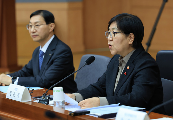 발언하는 정은경 장관